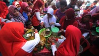 Sejumlah petugas membagikan nasi pincuk gratis saat Grebeg Suro Seribu Pincuk untuk memperingati Tahun Baru Islam 1 Muharram 1444 H di Mandong, Trucuk, Klaten, Jawa Tengah, Sabtu (30/7/2022).