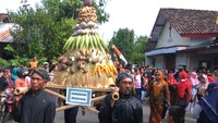 Warga memanggul gunungan yang terdapat beberapa jenis umbi-umbian.