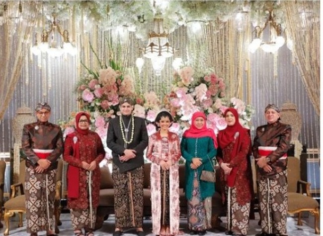 Mutiara Annisa Baswedan resmi dinikahi oleh Ali Saleh Alhuraiby pada Jumat (29/7/2022). Putri Gubernur DKI Jakarta itu tampil cantik dengan sejumlah busana pengantin di resepsi pernikahannya. Mulai dari kebaya tradisional sampai gaun modern.Foto: Instagram Khofifah