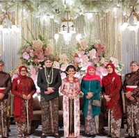 Mutiara Annisa Baswedan resmi dinikahi oleh Ali Saleh Alhuraiby pada Jumat (29/7/2022). Putri Gubernur DKI Jakarta itu tampil cantik dengan sejumlah busana pengantin di resepsi pernikahannya. Mulai dari kebaya tradisional sampai gaun modern.Foto: Instagram Khofifah