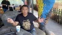 Dari puluhan brand kuliner yang ada, salah satunya adalah Resto Pison. Terlihat interiornya seperti gua warna-warni. Hotman Paris pun menikmati momennya di sini. 
