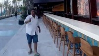 Kalau ini area standing bar di Atlas Beach Fest yang jadi perbincangan. Kata Hotman Paris, panjangnya mencapai 1 km!