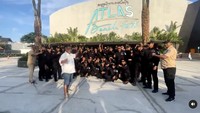170 orang tenaga security Beach Club terbesar di dunia di Canggu Bali! tulis Hotman Paris di keterangan video. Ia tampak bangga dengan usaha baru miliknya.