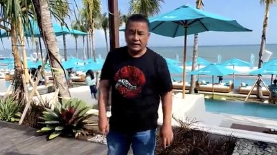 Intip Gaya Santai Hotman Paris di Atlas Beach Fest Miliknya