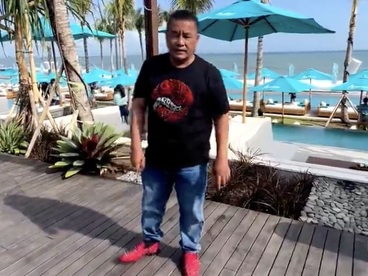 Intip Gaya Santai Hotman Paris di Atlas Beach Fest Miliknya