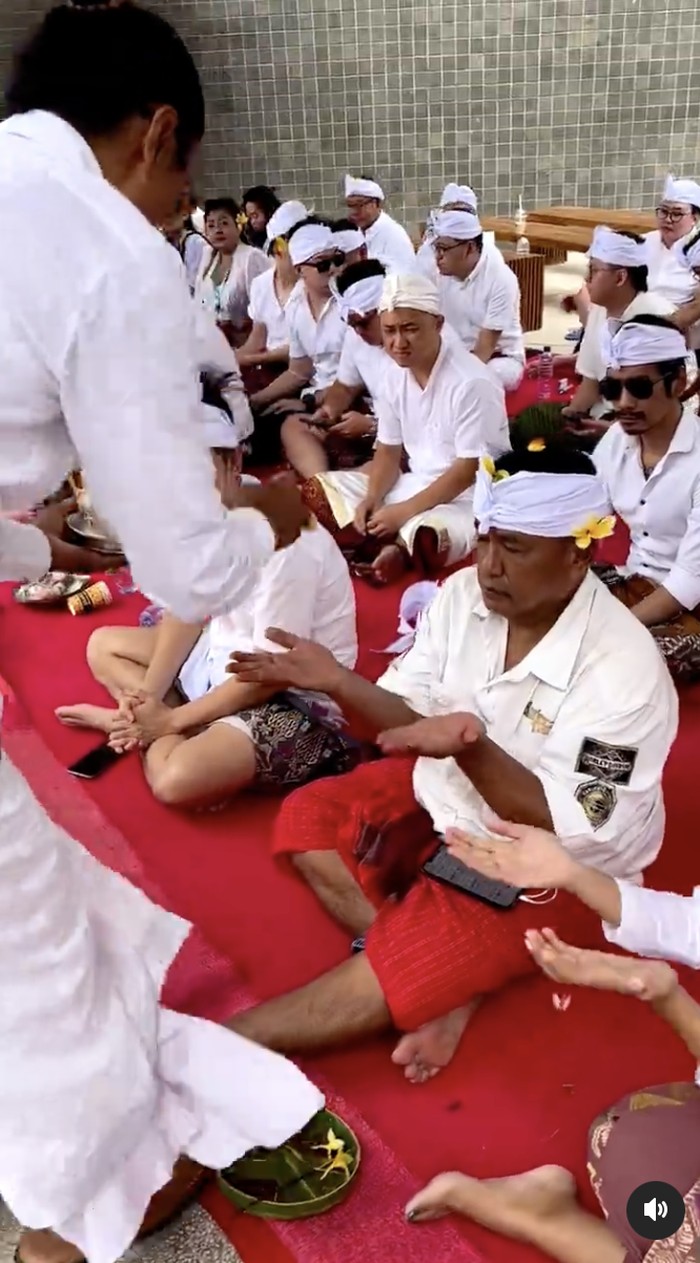 Intip Gaya Santai Hotman Paris di Atlas Beach Fest Miliknya Intip Gaya Santai Hotman Paris di Atlas Beach Fest Miliknya