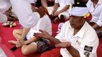 Intip Gaya Santai Hotman Paris di Atlas Beach Fest Miliknya