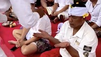 Peresmian beach club ini dilengkapi dengan ritual adat Bali. Hotman Paris tampak mengikuti rangkaiannya dengan khidmat.