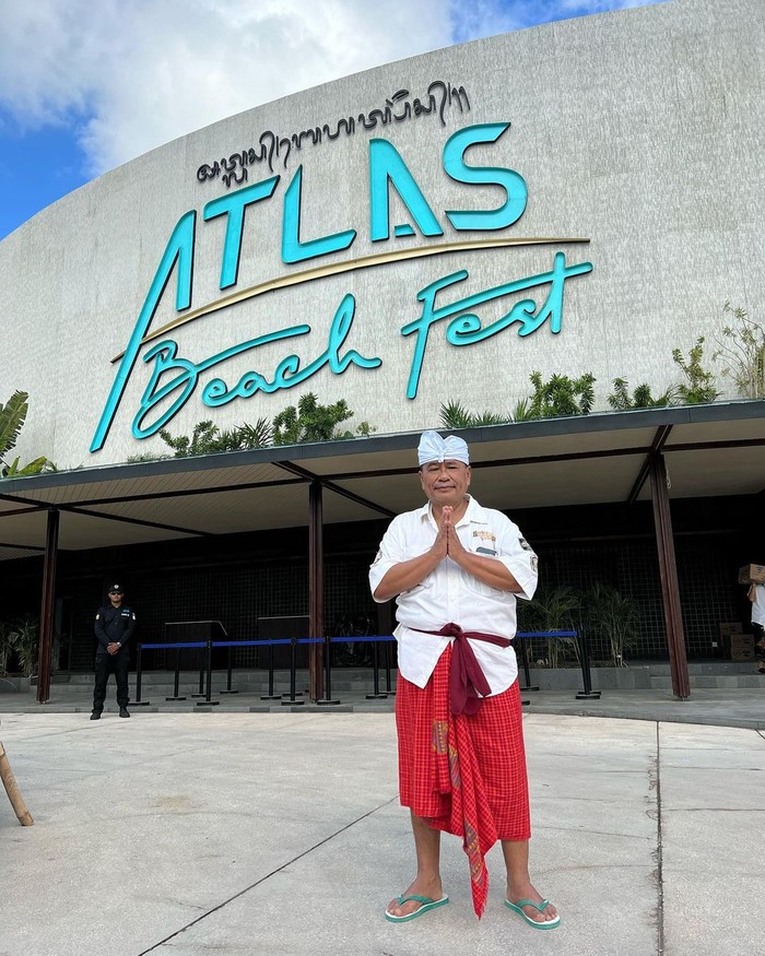 Intip Gaya Santai Hotman Paris di Atlas Beach Fest Miliknya Intip Gaya Santai Hotman Paris di Atlas Beach Fest Miliknya
