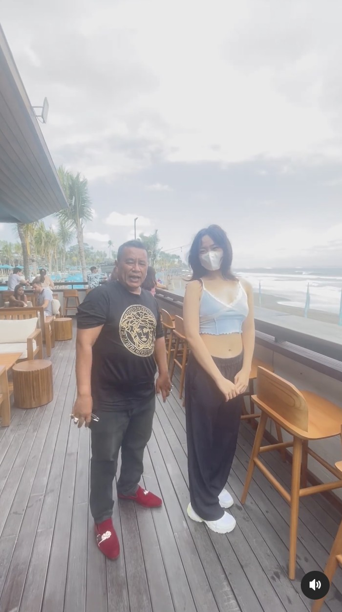 Intip Gaya Santai Hotman Paris di Atlas Beach Fest Miliknya Intip Gaya Santai Hotman Paris di Atlas Beach Fest Miliknya
