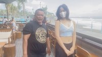 Hari ini (30/7), ia juga mampir ke Atlas Beach Fest. Ia mengobrol dengan para pengunjung di sana dan tak lupa menikmati pemandangan kolam renang dan tepi pantai. 