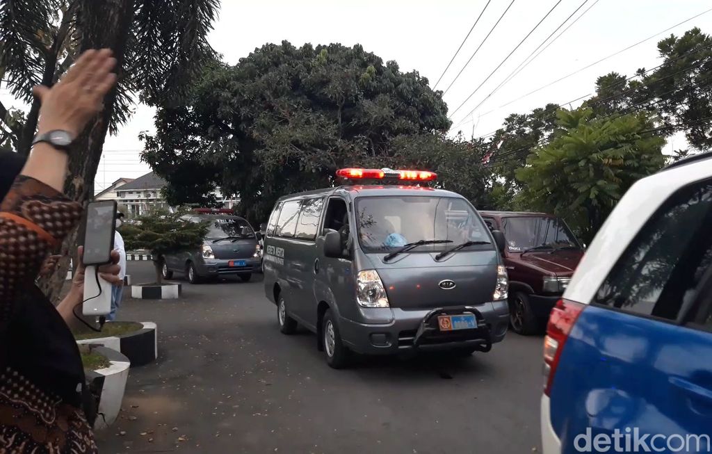 Jenazah eks Danseskoal Laksamana Muda (Purn) Herry Setianegara dan sopirnya diberangkatkan ke rumah duka menggunakan ambulans TNI AL, Boyolali, Sabtu (30/7/2022).