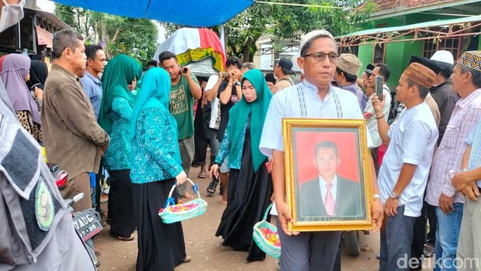 Jenazah Kades Kuala 12, Hartoni dimakamkan secara kedinasan.