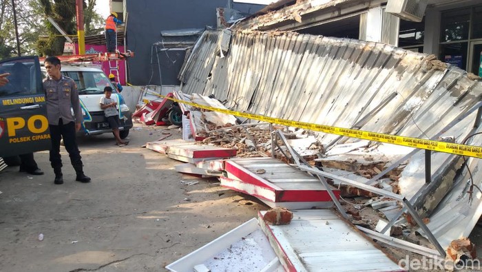 Kanopi minimarket yang ambruk di Ciparay, Kabupaten Bandung.