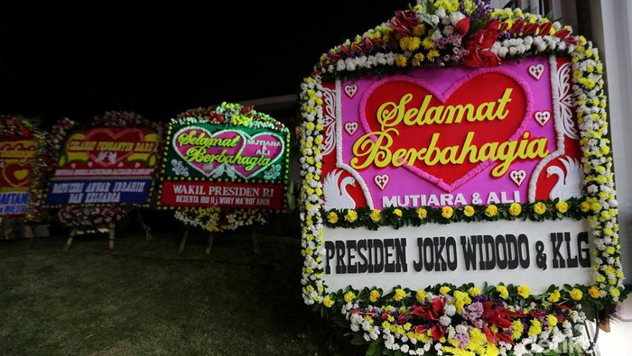 Karangan bunga membanjiri lokasi resepsi pernikahan Putri Anies Baswedan, Mutiara Annisa Baswedan dengan Ali Saleh Alhuraiby di Putri Duyung Resort, Ancol, Jakarta Utara.