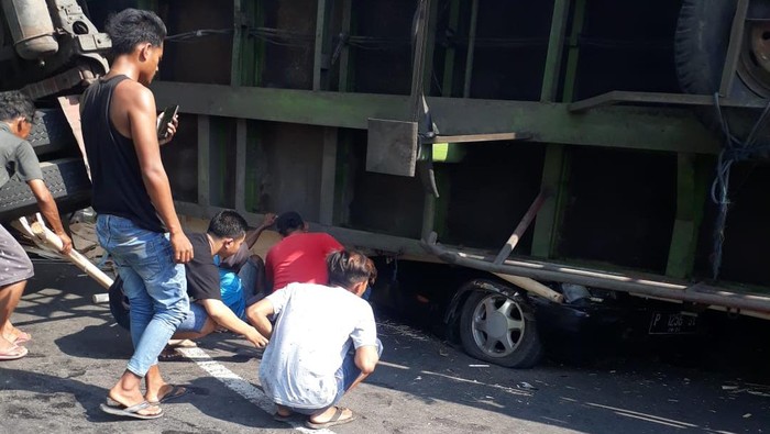 Sebuah truk bermuatan triplek terguling dan menimpa mobil Toyota Kijang di Jalan Raya Desa Sumberketempa, Kecamatan Kalisat. Tiga penumpang dilaporkan meninggal.