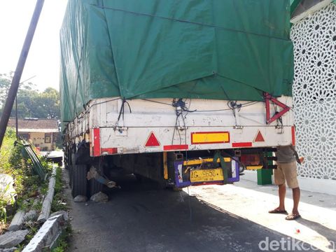 Kecelakaan maut mobil dinas Bakamla dengan truk tronton di Tol Boyolali, Sabtu (30/7/2022). Begini kondisi kedua kendaraan.