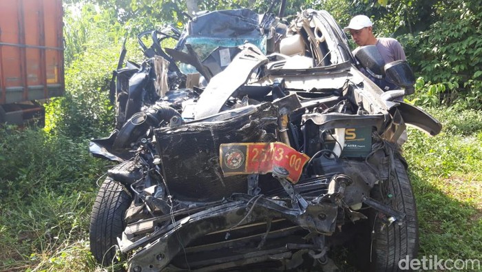 Kecelakaan maut mobil dinas Bakamla dengan truk tronton di Tol Boyolali, Sabtu (30/7/2022). Begini kondisi kedua kendaraan.