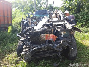 Detik-detik Mobdin Bakamla Tabrak Truk Tronton di Tol Boyolali
