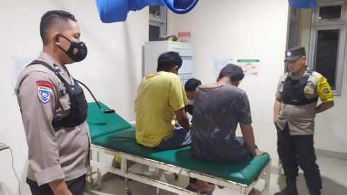 Kedua pelaku jambret di Kecamatan Masbagik Lombok Timur sempat diamuk massa dan diamankan polisi, Sabtu (30/7/2022).