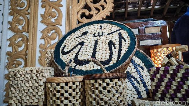 Kerajinan berbahan limbah jagung di Dusun Ngaliyan, Ngargosari, Samigaluh, Kulon Progo, Rabu (27/7/2022).