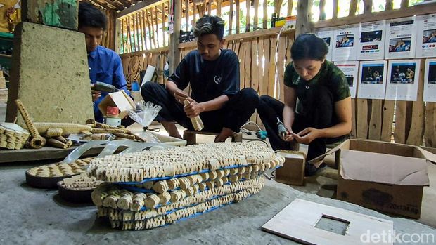 Kerajinan berbahan limbah jagung di Dusun Ngaliyan, Ngargosari, Samigaluh, Kulon Progo, Rabu (27/7/2022).