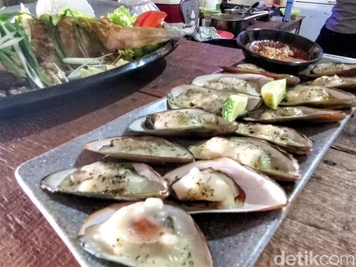 Kerang hijau naik kelas dengan racikan spesial.