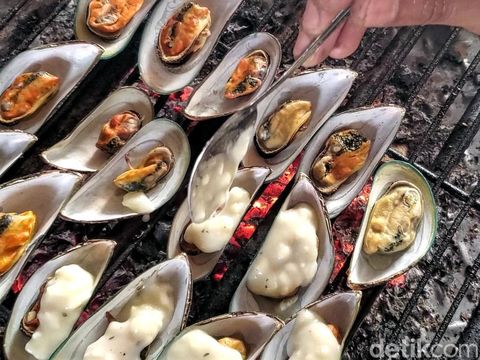 Kerang hijau naik kelas dengan racikan spesial.