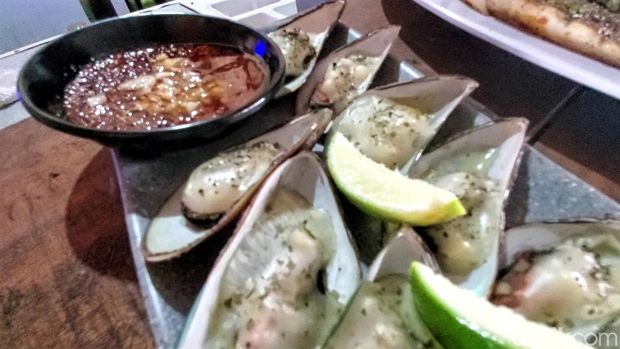 Kerang hijau naik kelas dengan racikan spesial.