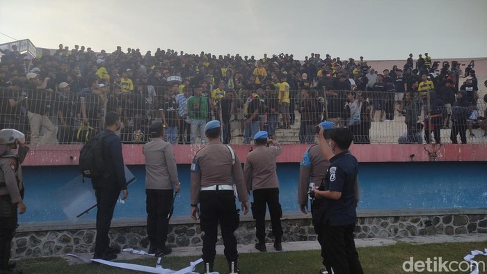 Kisruh suporter Deltras vs Gresik United