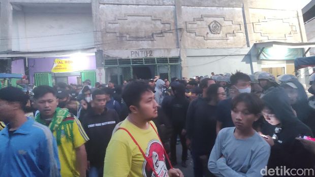 Kisruh suporter Deltras vs Gresik United
