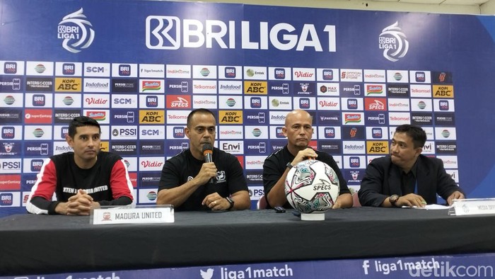 Konferensi pers tim Madura United.