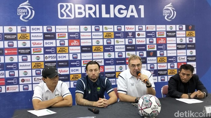 Konferensi pers tim Persib seusai laga.