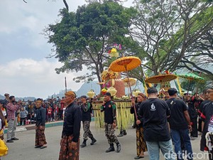Warga Ponorogo Larung Sesaji ke Telaga Ngebel di 1 Suro