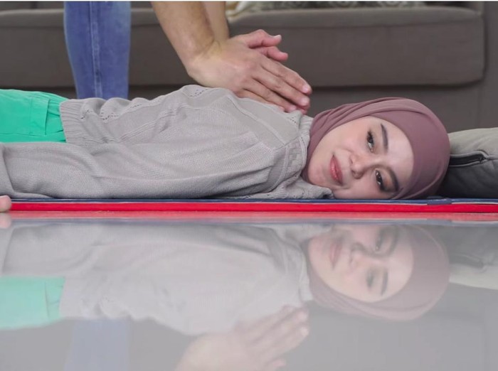 Lesti Kejora menikmati kretek abal-abal