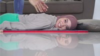 Padahal saat itu semua refleksi yang terpantul di lantai bergerak normal. Hanya ekspresi wajah Lesti yang tak berubah, padahal istri Rizky Billar itu sedang tertawa. Foto: dok. Channel Youtube Beemz Aryo