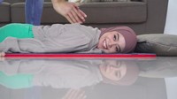 Tapi mulai menit 16 36 detik kejanggalan terjadi, di mana refleksi pada lantai yang memperlihatkan ekspresi wajah Lesti Kejora tak iut bergerak. Foto: dok. Channel Youtube Beemz Aryo