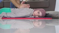 Dilihat dari channel Youtube BEEMZ ARYO semul atak ada yang aneh dengan video tersebut. Bahkan lesti Kejora terlihat meniktai setiap bunyi kretek yang muncul dari badannya. Foto: dok. Channel Youtube Beemz Aryo