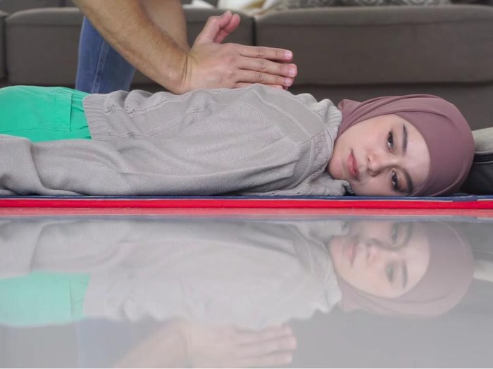 Lesti Kejora Lesti Kejora menikmati kretek abal-abal