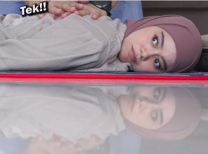 Lesti Kejora menikmati kretek abal-abal