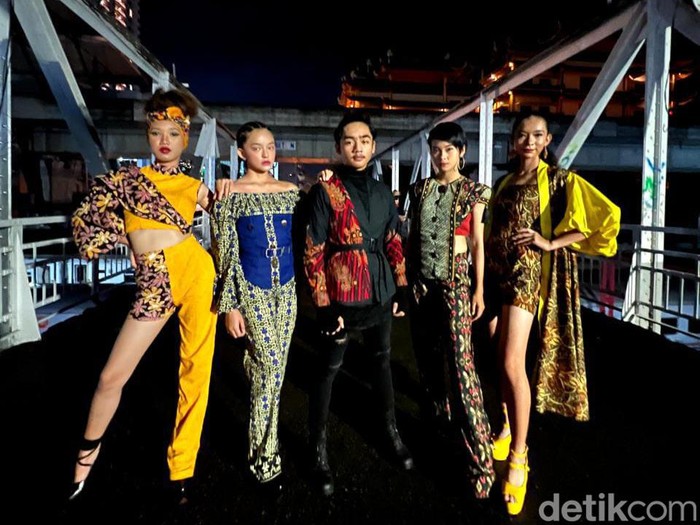 Medan Fashion Week di Jembatan Titi Gantung.