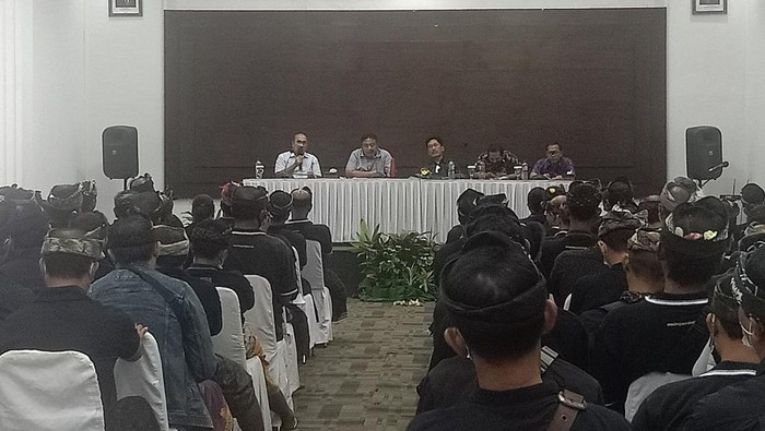 Mediasi karyawan Grand Inna Bali Beach (GIBB) yang menolak adanya pemutusan hubungan kerja (PHK) oleh PT Hotel Indonesia Natour selaku pengelola GIBB di Grand Inna Heritage Hotel, Denpasar, Sabtu (30/7/2022).