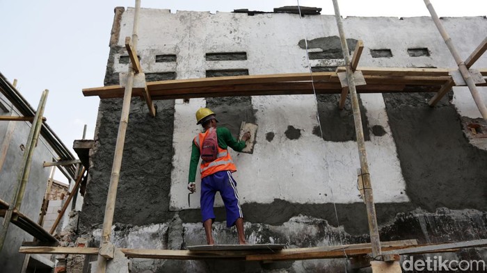 Pekerja melakukan proses pembangunan di kawasan rumah pasar gembrong yang terbakar, Jakarta, Sabtu (30/7/2022). Proyek revitalisasi kawasan Pasar Gembrong, Jakarta Timur, direncanakan akan selesai pada September 2022.