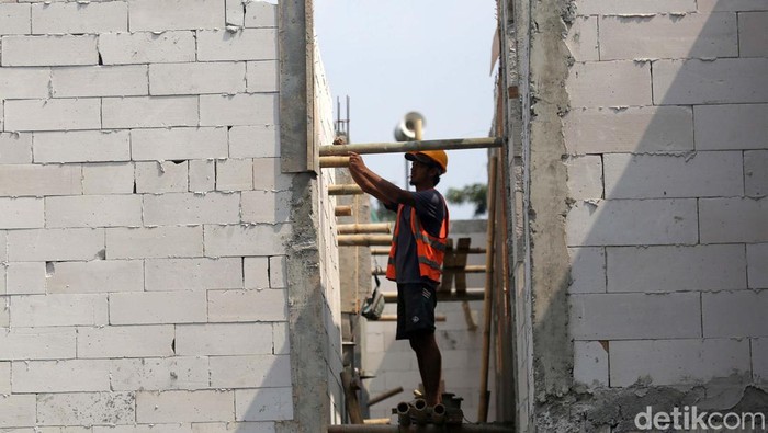Pekerja melakukan proses pembangunan di kawasan rumah pasar gembrong yang terbakar, Jakarta, Sabtu (30/7/2022). Proyek revitalisasi kawasan Pasar Gembrong, Jakarta Timur, direncanakan akan selesai pada September 2022.
