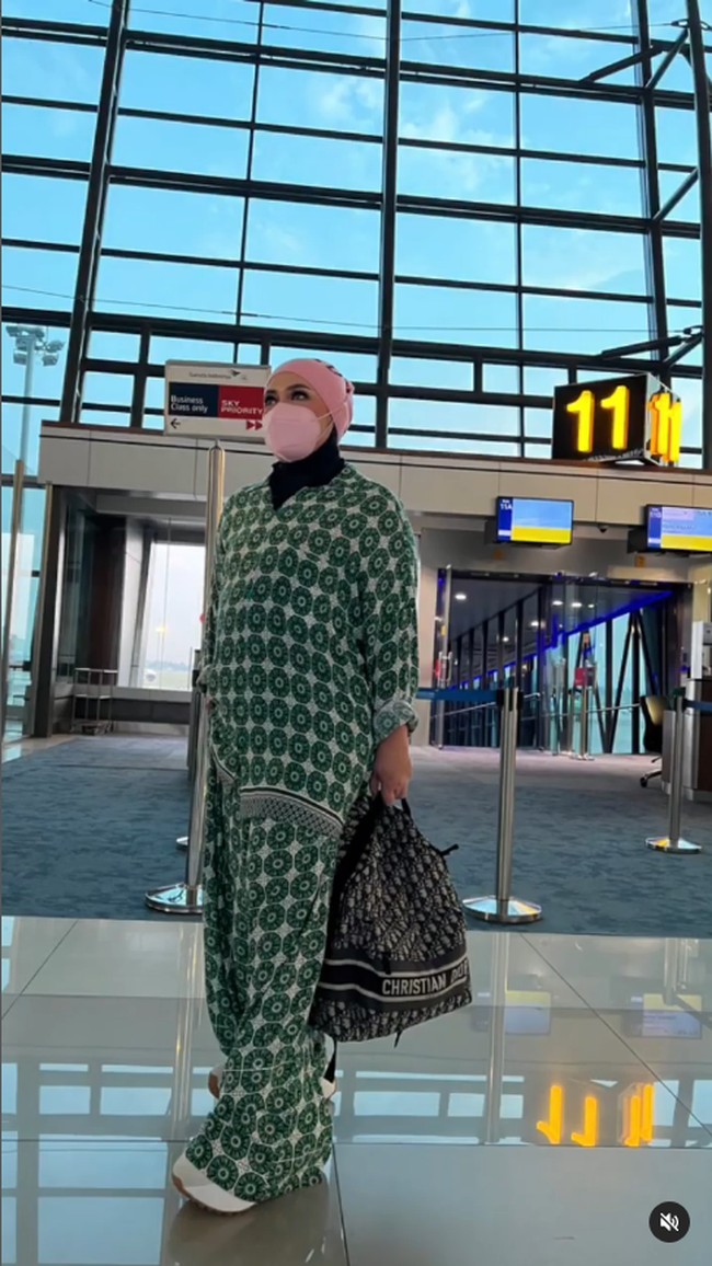 Selain tampak lebih langsing, wanita 48 tahun itu terlihat lebih percaya diri.Foto: Instagram Melly Goeslaw