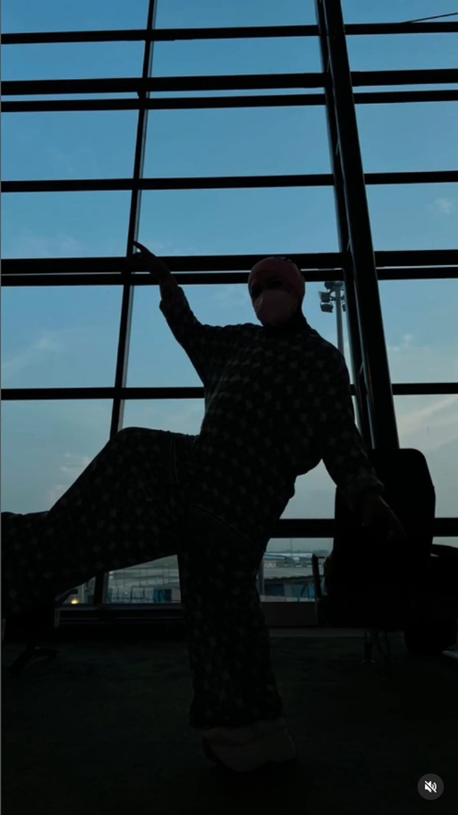 Wanita yang mengaku dulu mengenakan busana berukuran XXL itu sering membagikan perjalanan dietnya di Instagram. Dalam postingan terbaru, ia mengaku masih mengkonsumsi bubur dari wortel dan brokoli juga susu berprotein tinggi.Foto: Instagram Melly Goeslaw