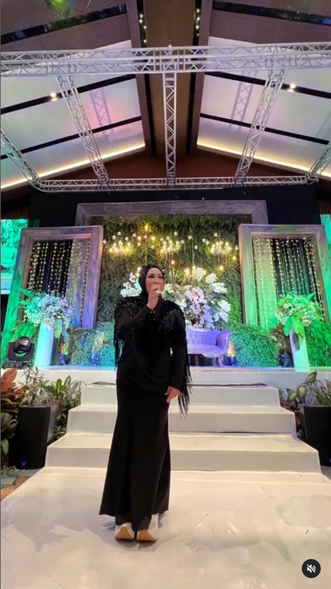 Dalam postingannya beberapa waktu lalu Melly Goeslaw pun membagikan penampilan terbarunya setelah menjalai bariatric. Ia mengaku baru-baru ini bobot tubuhnya semakin susut. Istri musisi Anto Hoed tersebut bahkan bisa turun 6 kg dalam sembilan hari.Foto: Instagram Melly Goeslaw