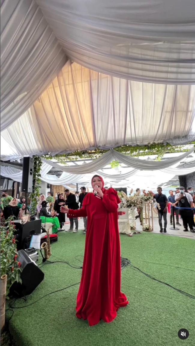 Begini penampilannya ketika pertama kali menghadiri sebuah acara setelah operasi Bariatric.Foto: Instagram Melly Goeslaw