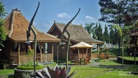 Penginapan rumah joglo dari kayu jati di Le Desa Resort Syariah