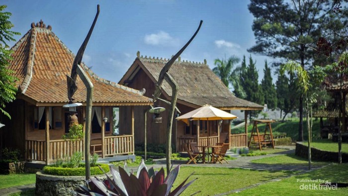 Bangunan penginapan bekas rumah Joglo dari kayu jati yang direstorasi untuk menjaga warisan budaya